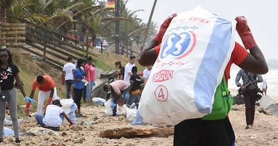 Au Ghana, une entreprise recycle le plastique en… asphalte pour les routes et les trottoirs !