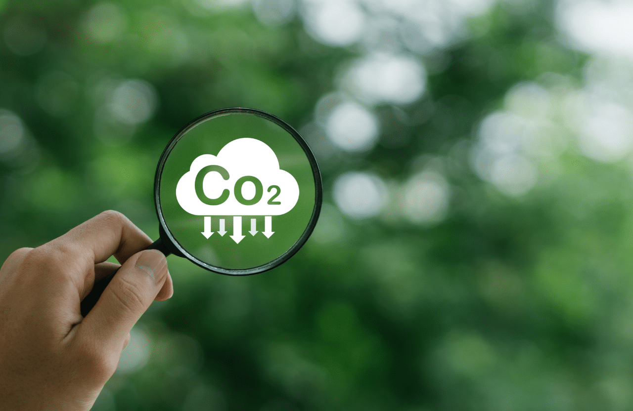 Loupe grossissant un nuage de CO2 sur fond de nature : Cette description est simple et directe,