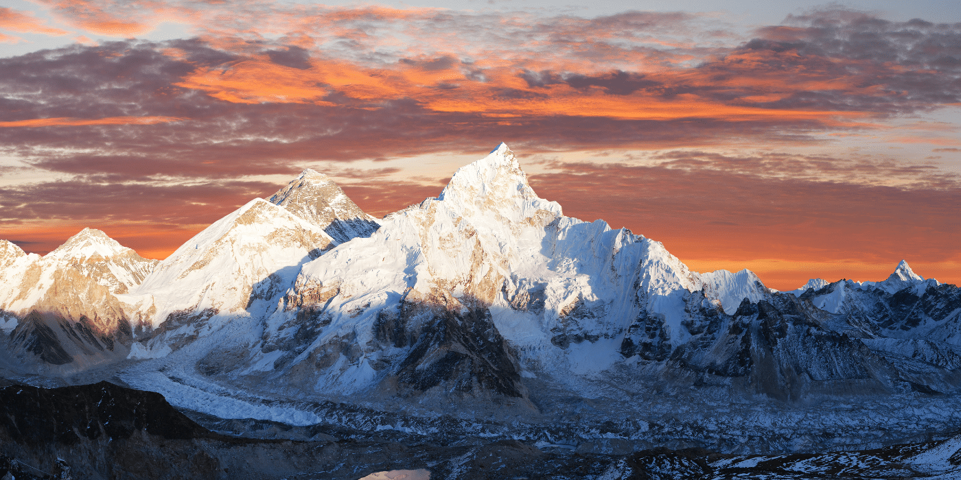 Coucher de soleil à couper le souffle sur la chaîne de l'Himalaya avec des montagnes enneigées illuminées par les couleurs chaudes du ciel. Une vue époustouflante qui évoque la puissance naturelle des sommets et la beauté des paysages himalayens, parfaite pour des articles sur les voyages et les paysages naturels.