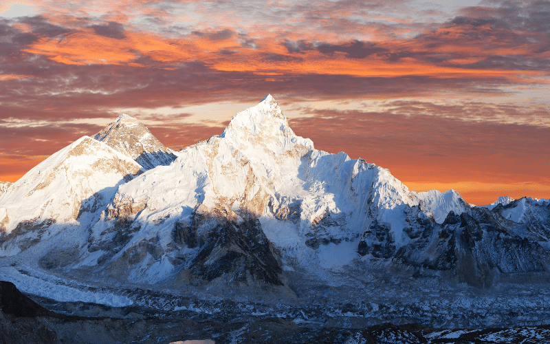 Recyclage en haute altitude : l’Everest à la chasse aux déchets !