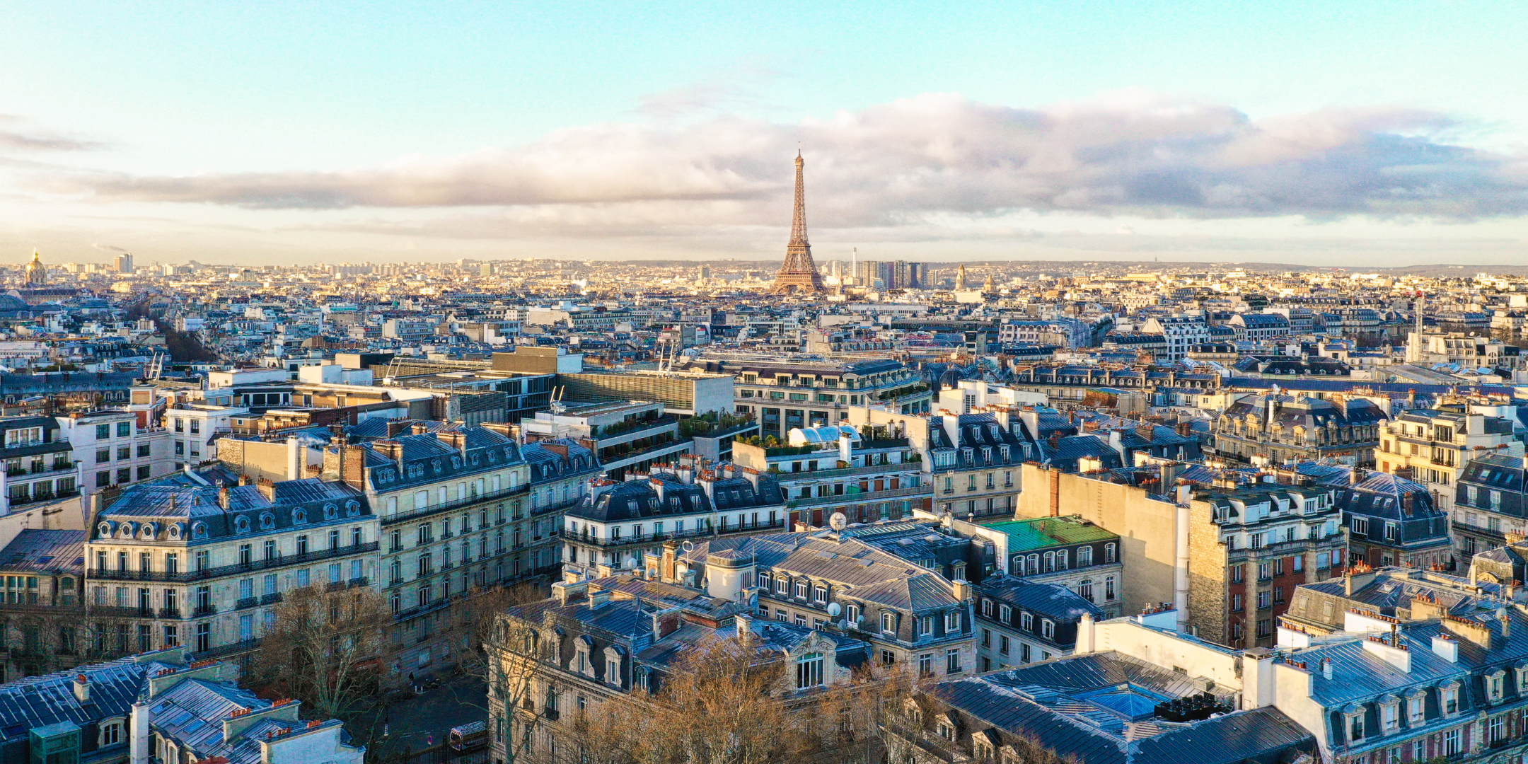 Vue panoramique de Paris avec la Tour Eiffel, symbolisant l'émergence des start-up parisiennes engagées dans le développement durable et les solutions écologiques.