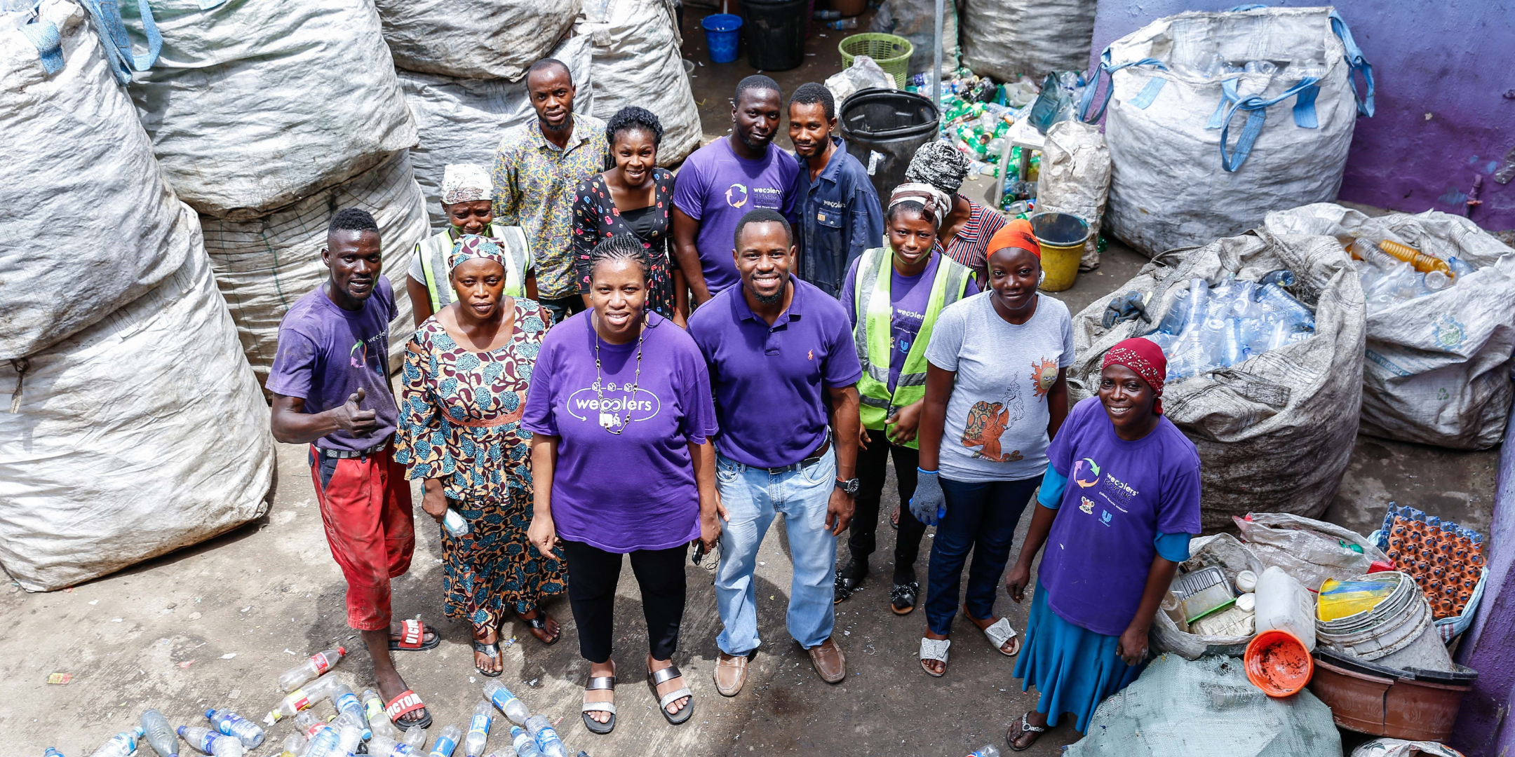 Les travailleurs de Wecyclers dans un centre de tri, transformant les déchets plastiques en opportunités économiques et sociales pour les communautés locales.