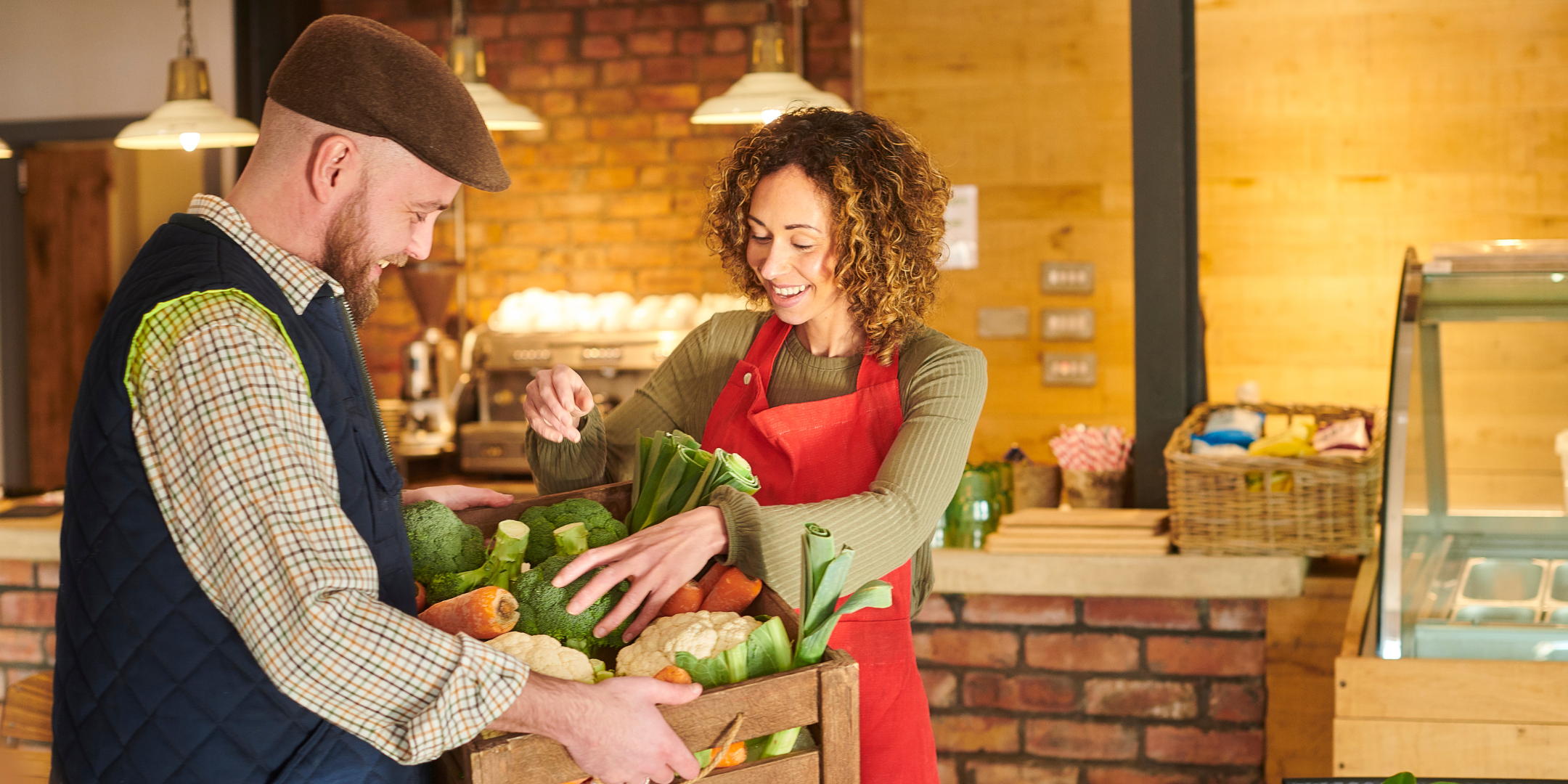 Livraison de légumes frais et locaux dans un magasin bio à Paris, promouvant les circuits courts et le commerce de proximité.