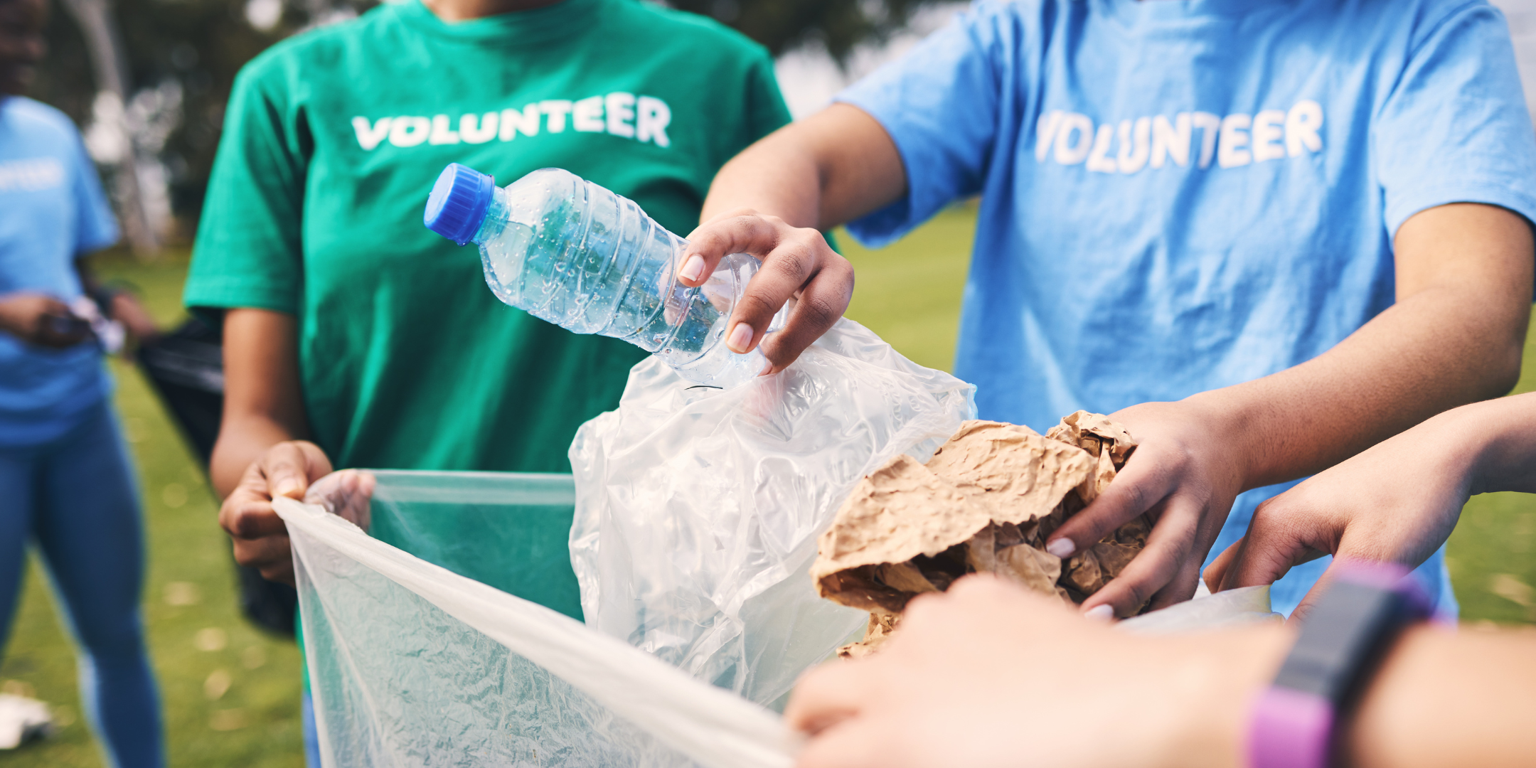 Des bénévoles participent à la Journée mondiale du recyclage 2025 en ramassant des déchets plastiques pour le tri et le recyclage.