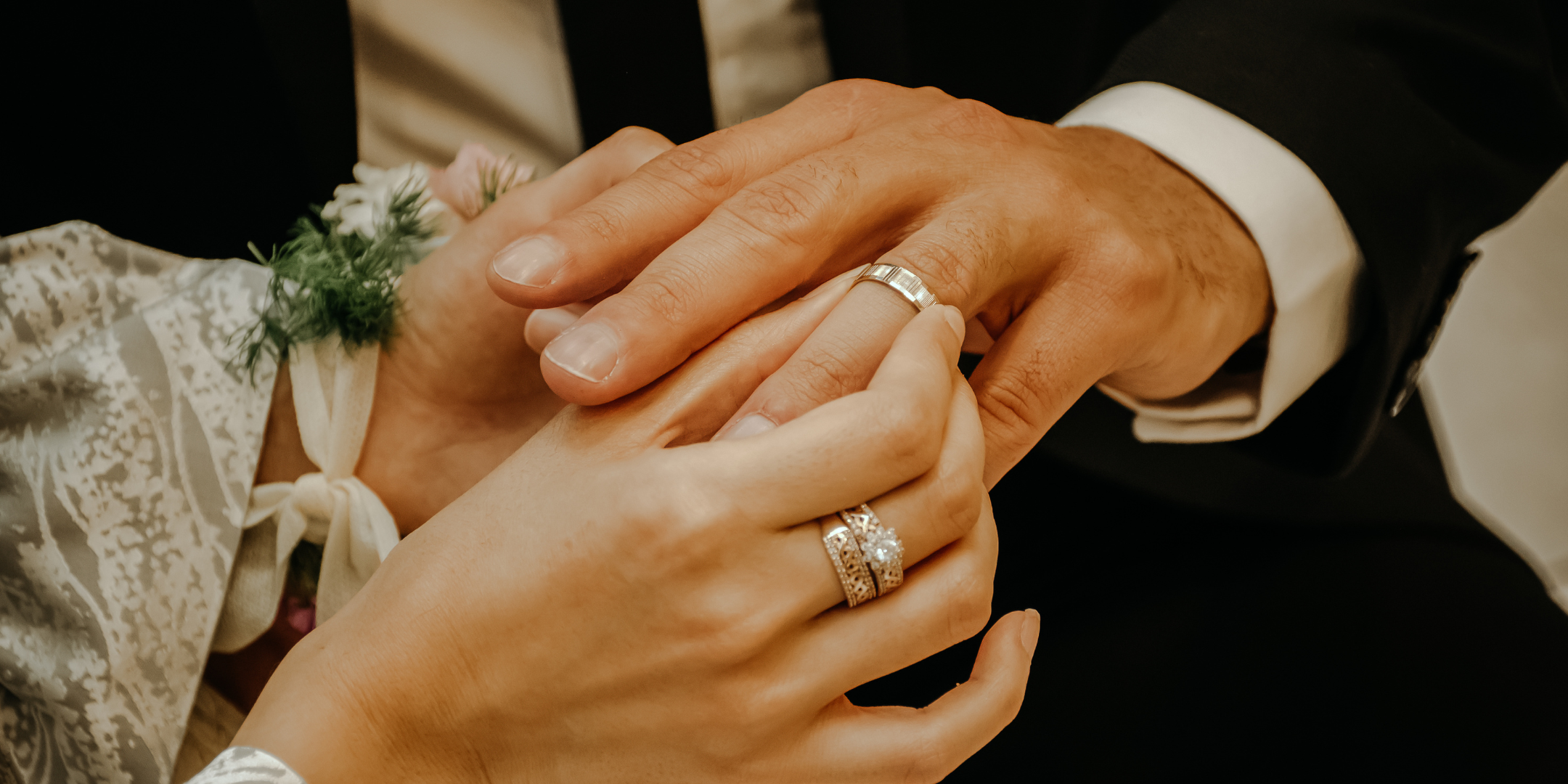 Échange d’alliances en or recyclé pour un mariage symbolique et engagé vers un futur plus durable.