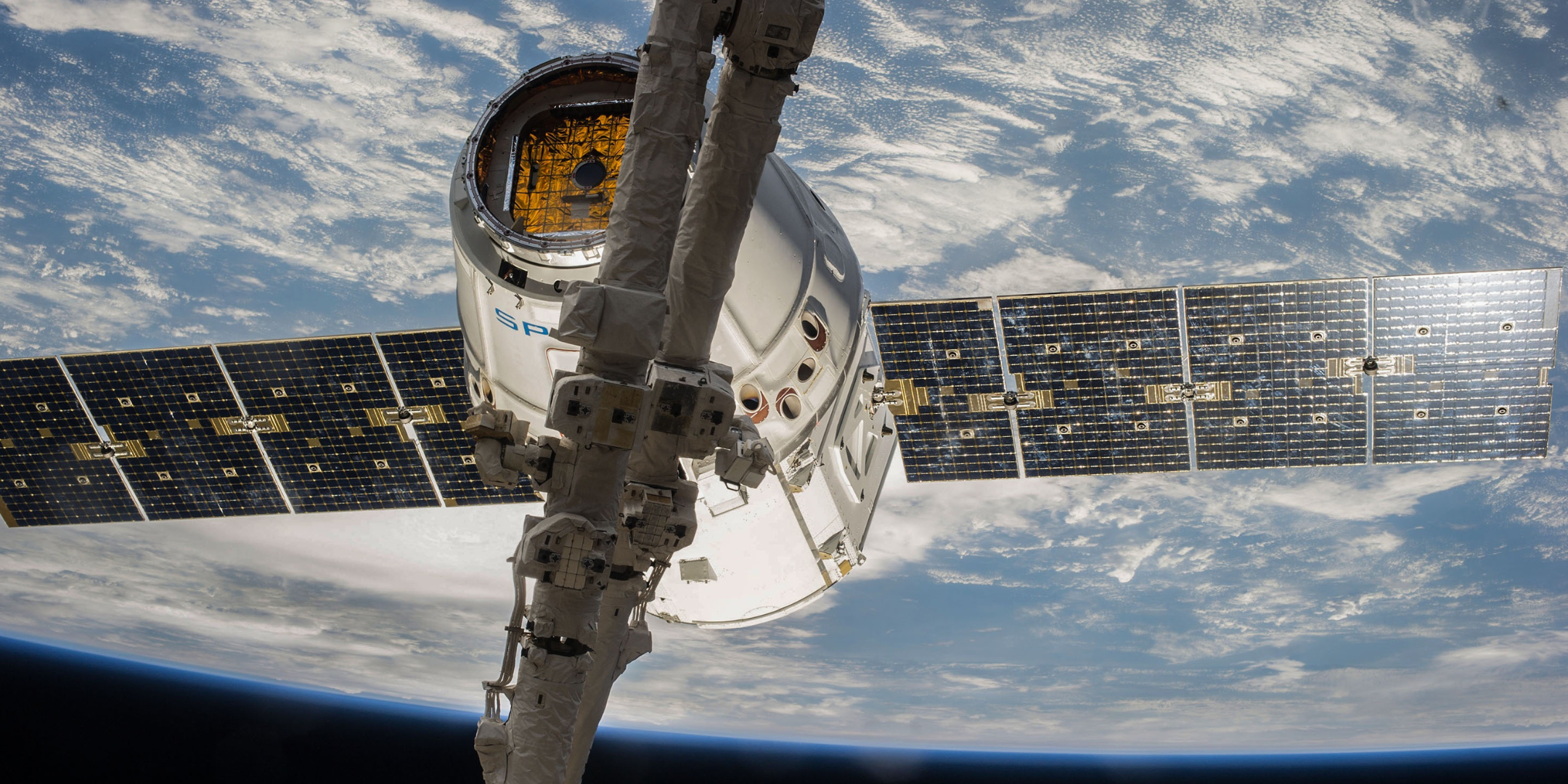 Station spatiale équipée de bras robotiques et de panneaux solaires, dédiée au tri et au recyclage des déchets spatiaux en orbite.