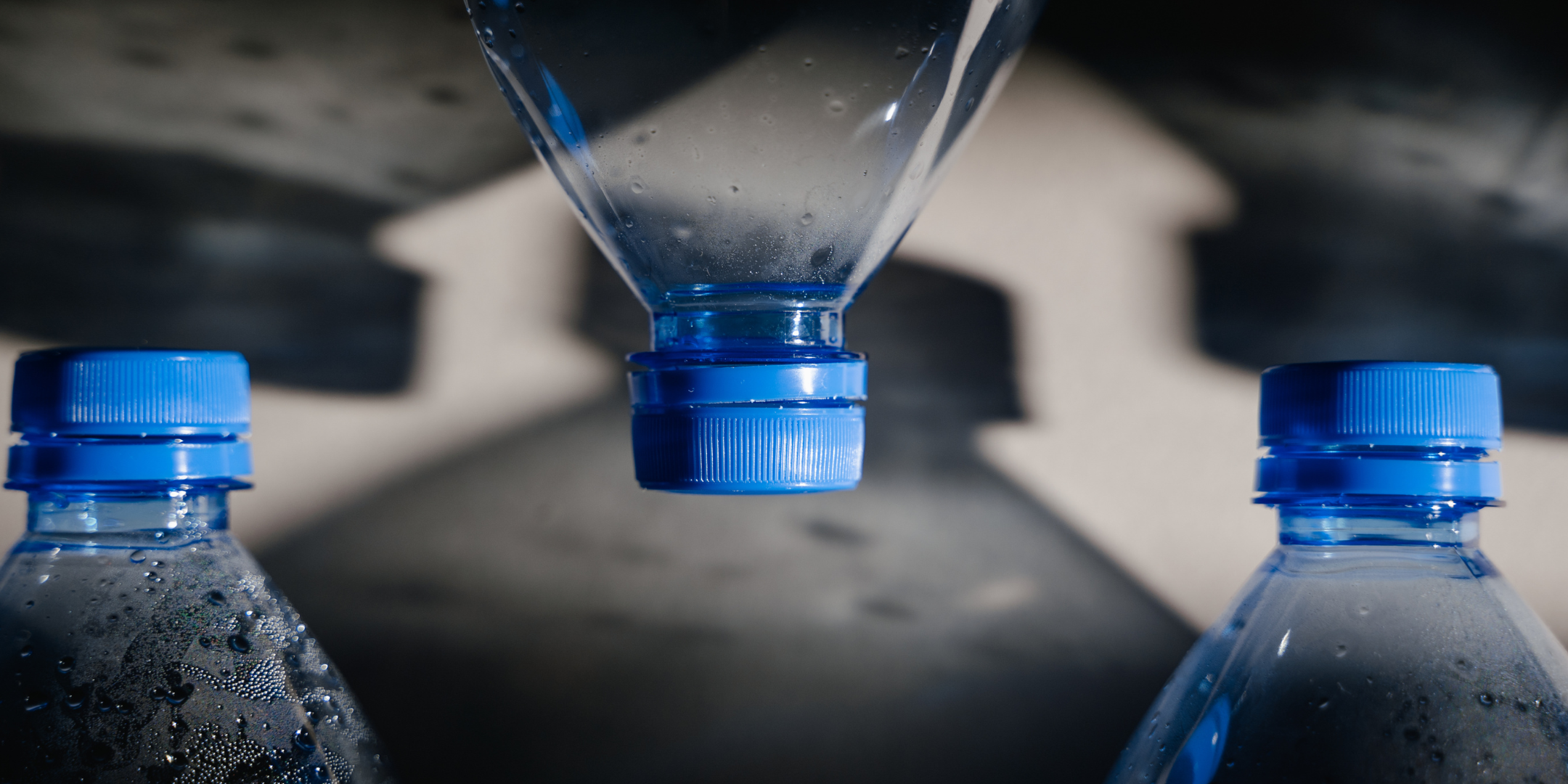 Vue rapprochée de bouteilles plastiques empilées, soulignant l'accumulation de déchets plastiques et les défis du recyclage à grande échelle, tout en mettant en avant l'importance des solutions de recyclage plus efficaces.