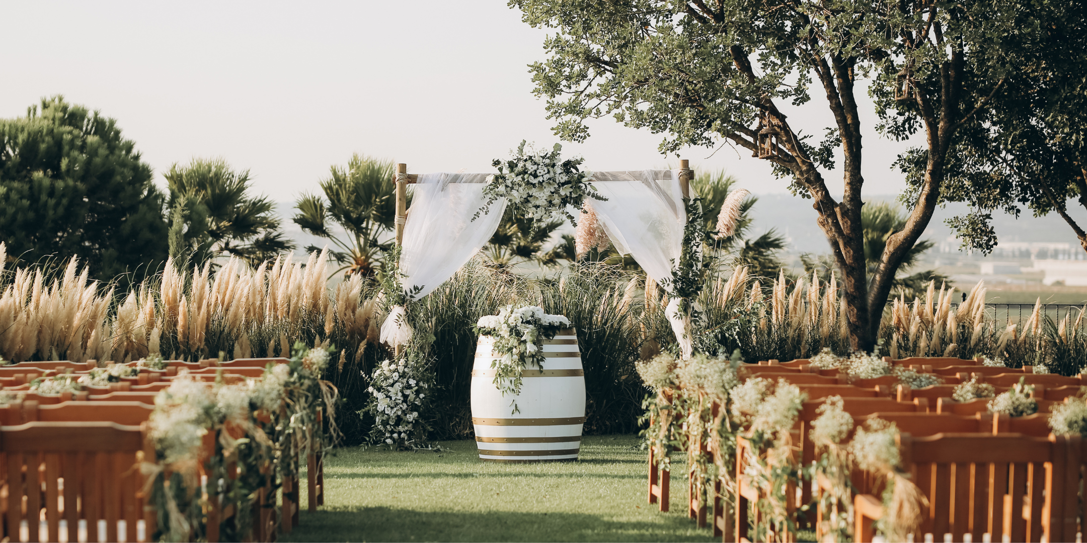 Décoration naturelle et arche florale en tissu recyclé pour une cérémonie de mariage en plein air, éthique et durable