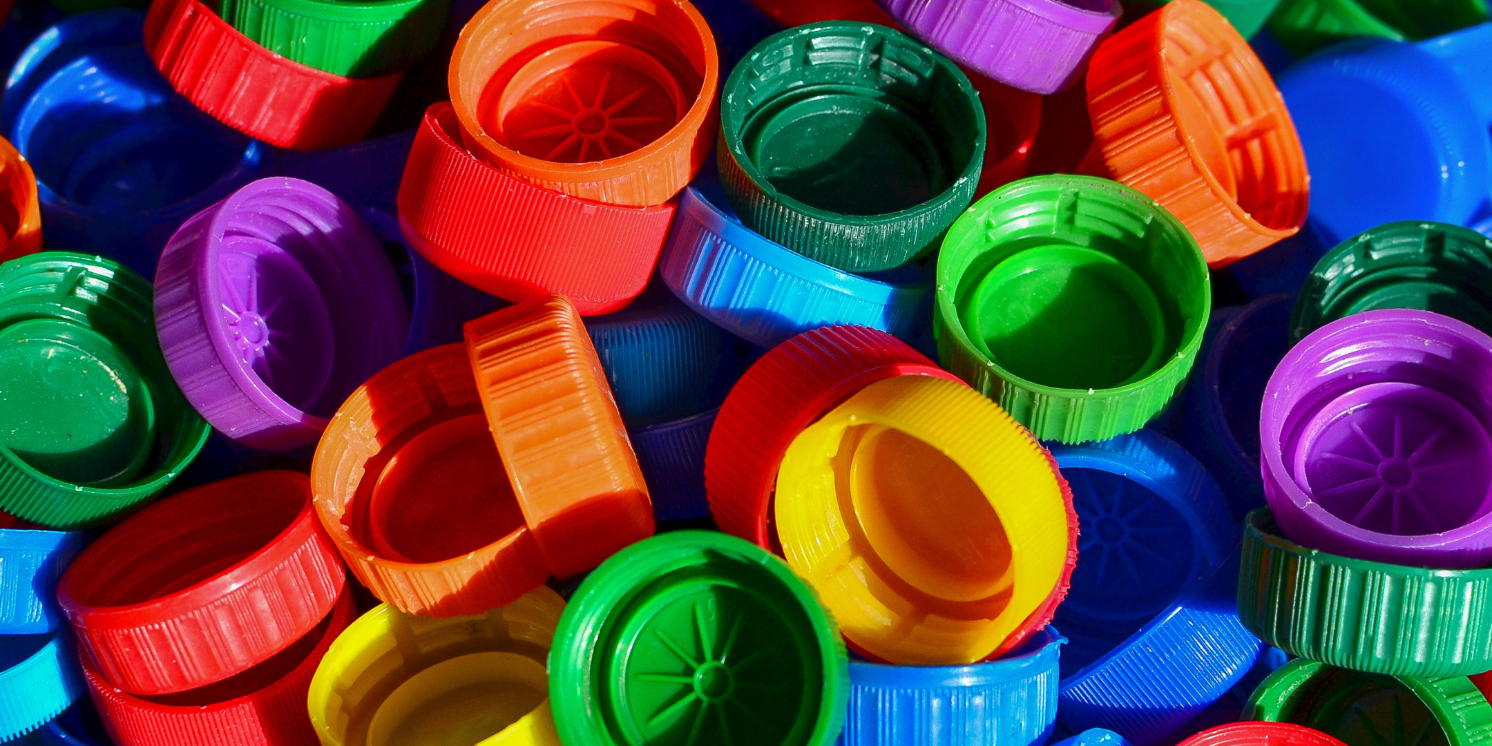 Deux bouchons jaunes en plastique alimentaire avec un design rainuré, adaptés aux contenants de produits laitiers ou industriels.