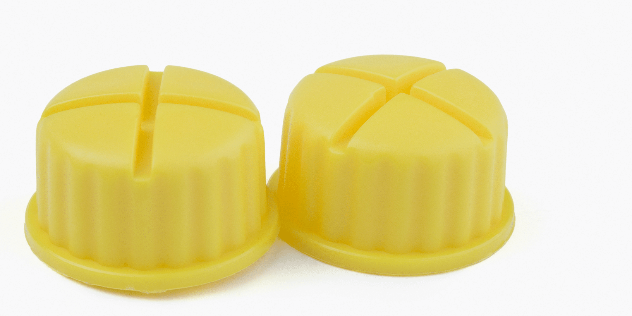 Deux bouchons jaunes en plastique alimentaire avec un design rainuré, adaptés aux contenants de produits laitiers ou industriels.