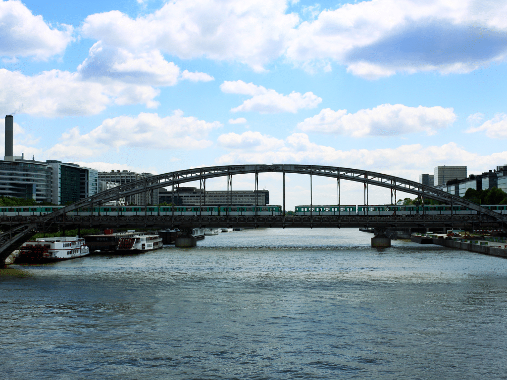 Vue d'un pont métallique au-dessus d'un fleuve urbain par temps dégagé