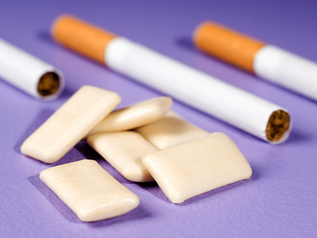 Mégot, chewing-gum, capsules _ et si on recyclait tout Cigarettes et chewing-gums disposés sur une surface violette pour sensibiliser au tri des déchets particuliers.