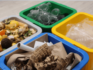 Tri sélectif domestique avec bacs pour papier, plastique, verre et biodéchets