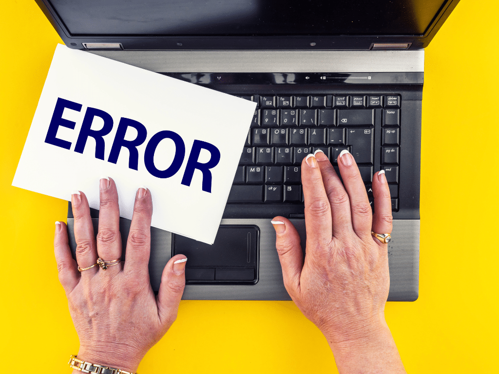 ordinateur avec error marqué dessus