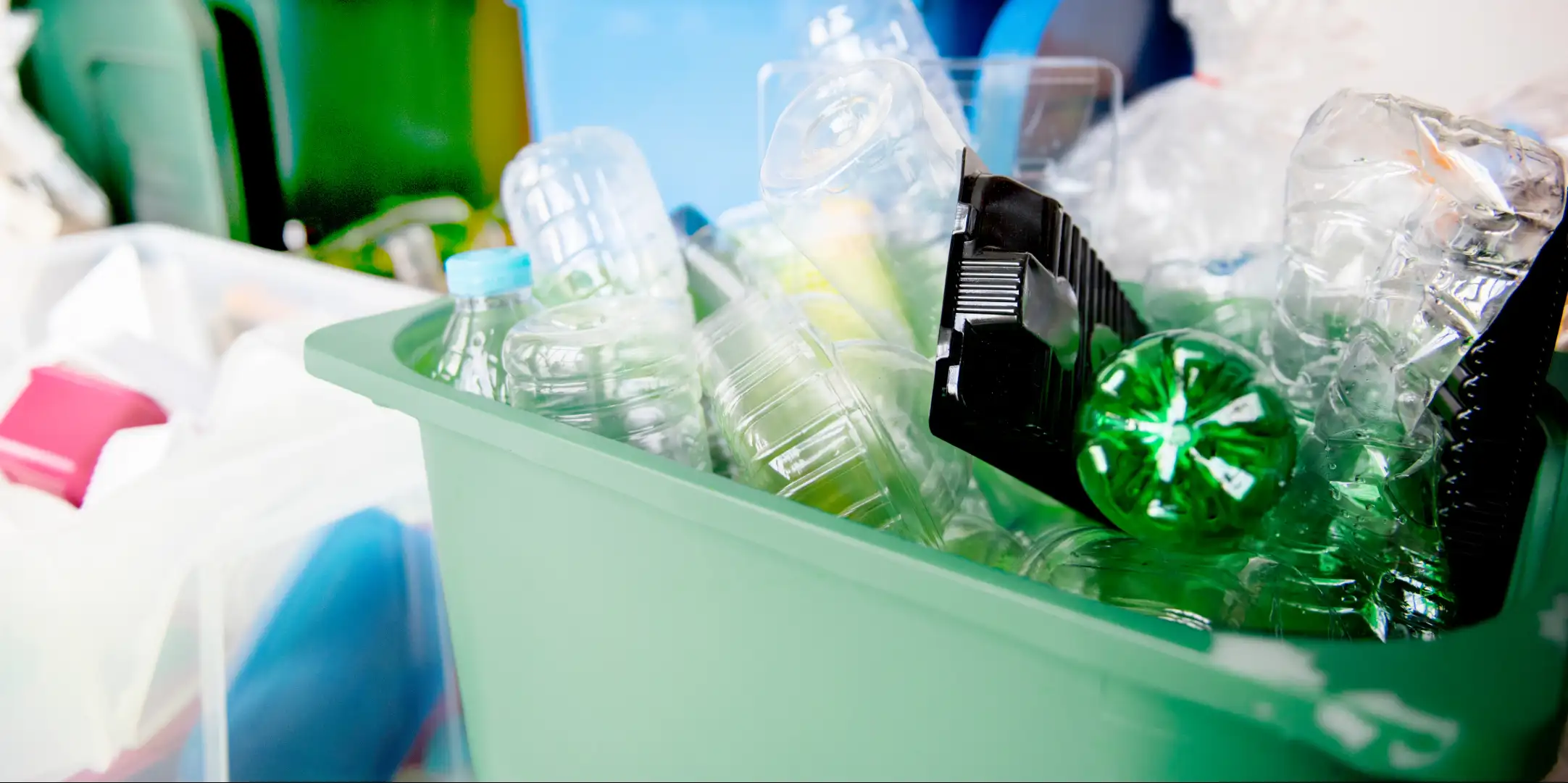 Bac de recyclage rempli de bouteilles en plastique qui auraient pu être évitées grâce à l’usage de gourdes et de contenants réutilisables