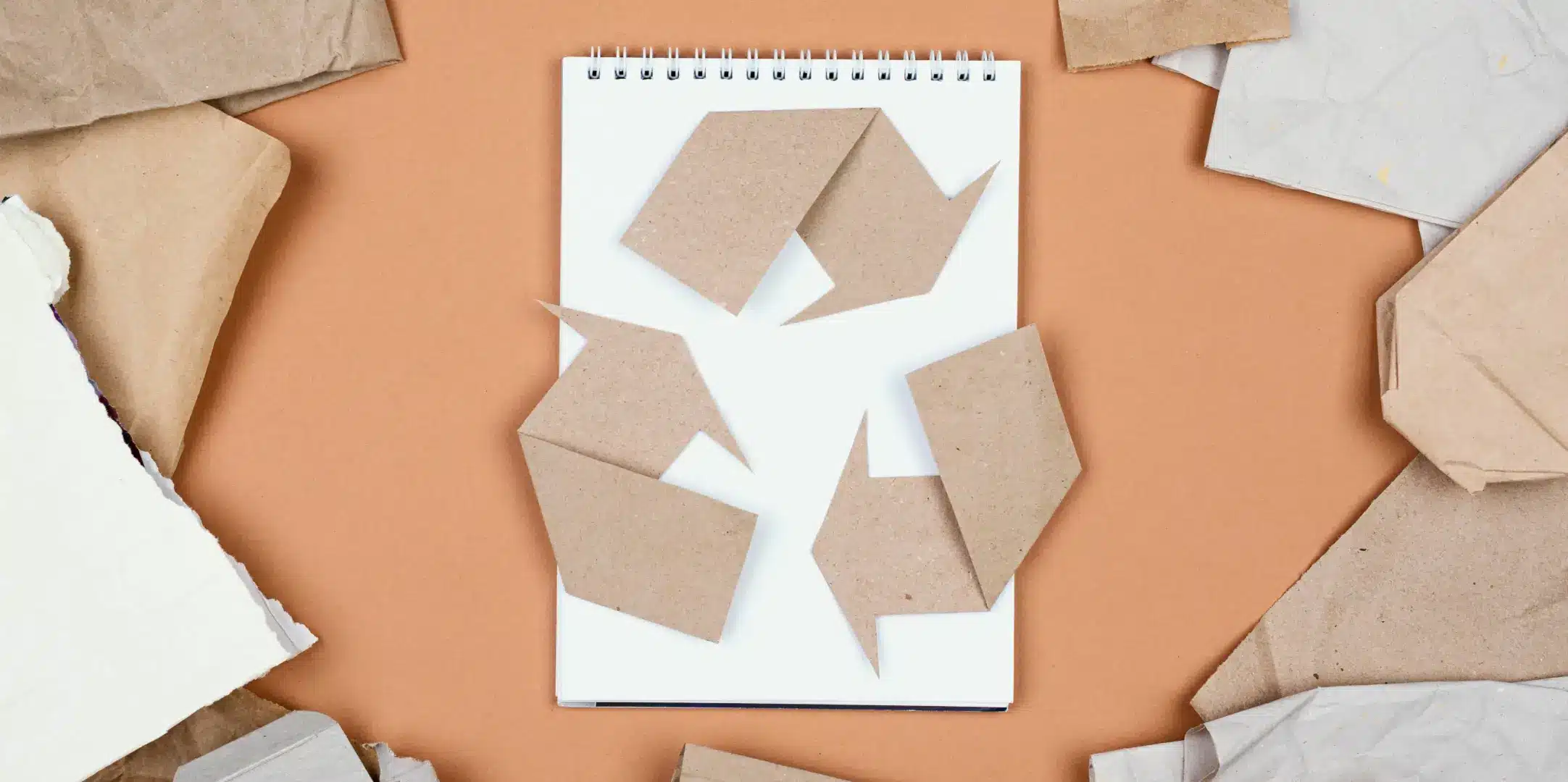 carton-compact-recyclage-tri Carton compact et papier recyclé avec symbole de recyclage pour le tri des déchets