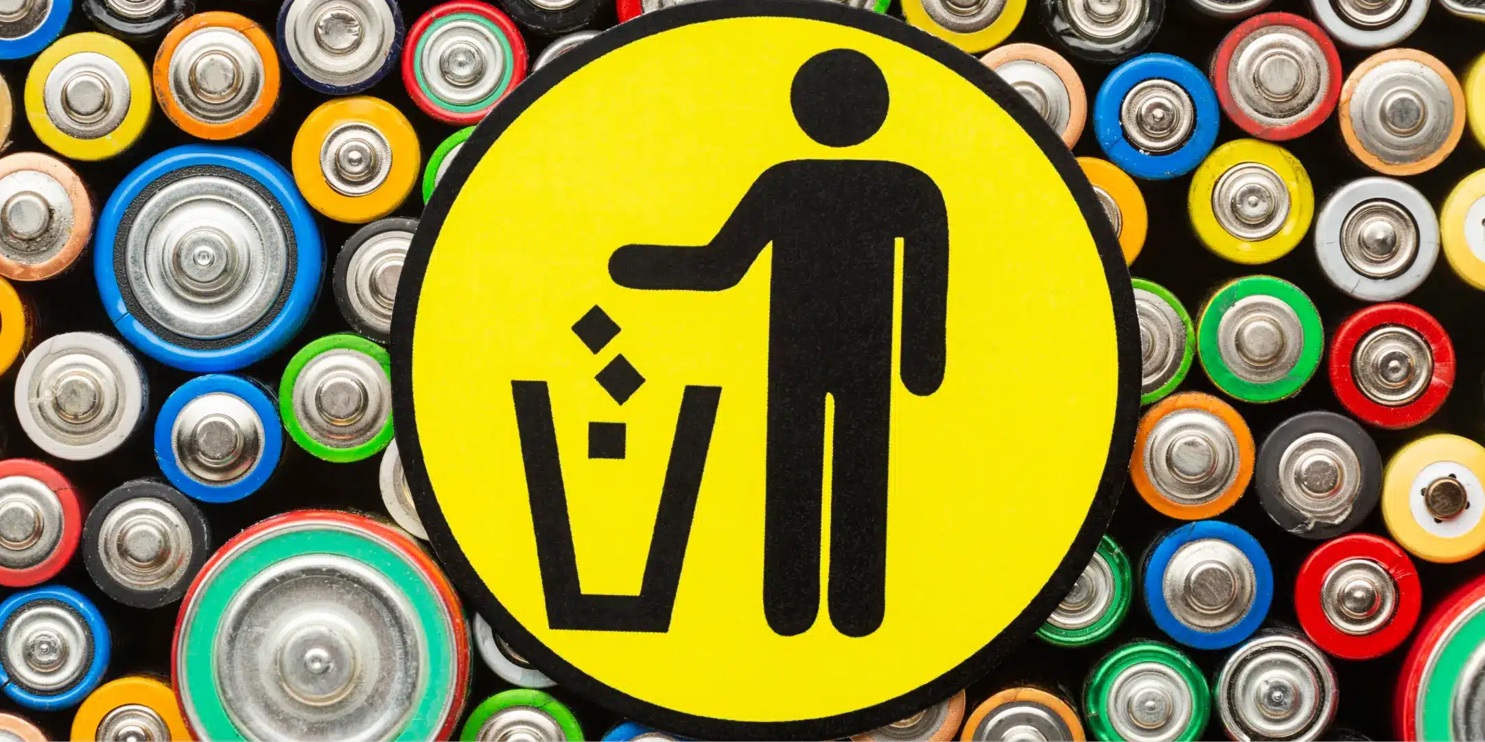 Consignes de tri indiquant de déposer les piles et batteries dans un point de collecte dédié en entreprise