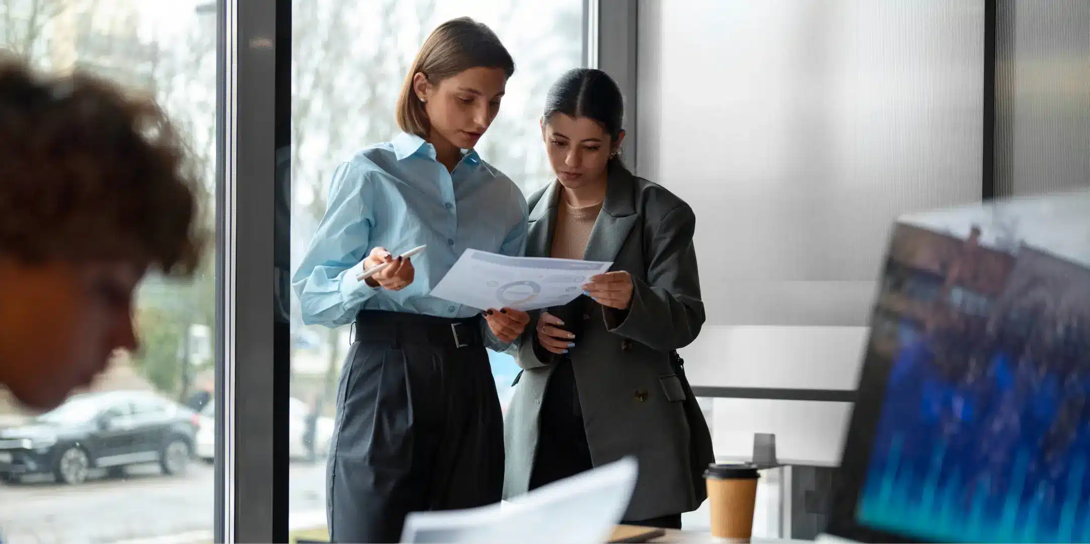 Deux collaboratrices analysant un rapport lié aux critères environnementaux de la certification B Corp