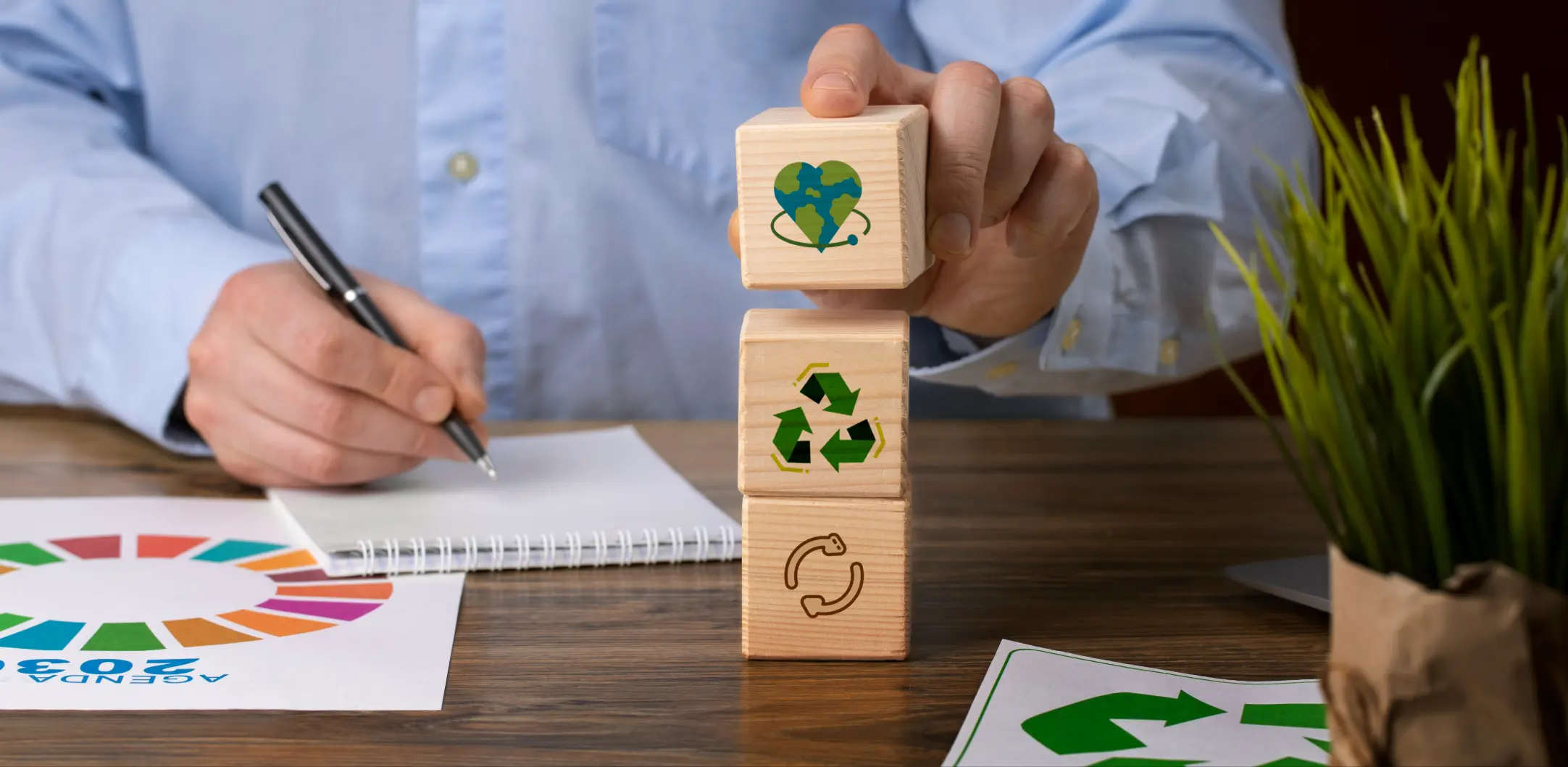 valorisation-dechets-entreprise-recyclage Blocs en bois avec symboles de recyclage illustrant la valorisation des déchets en entreprise