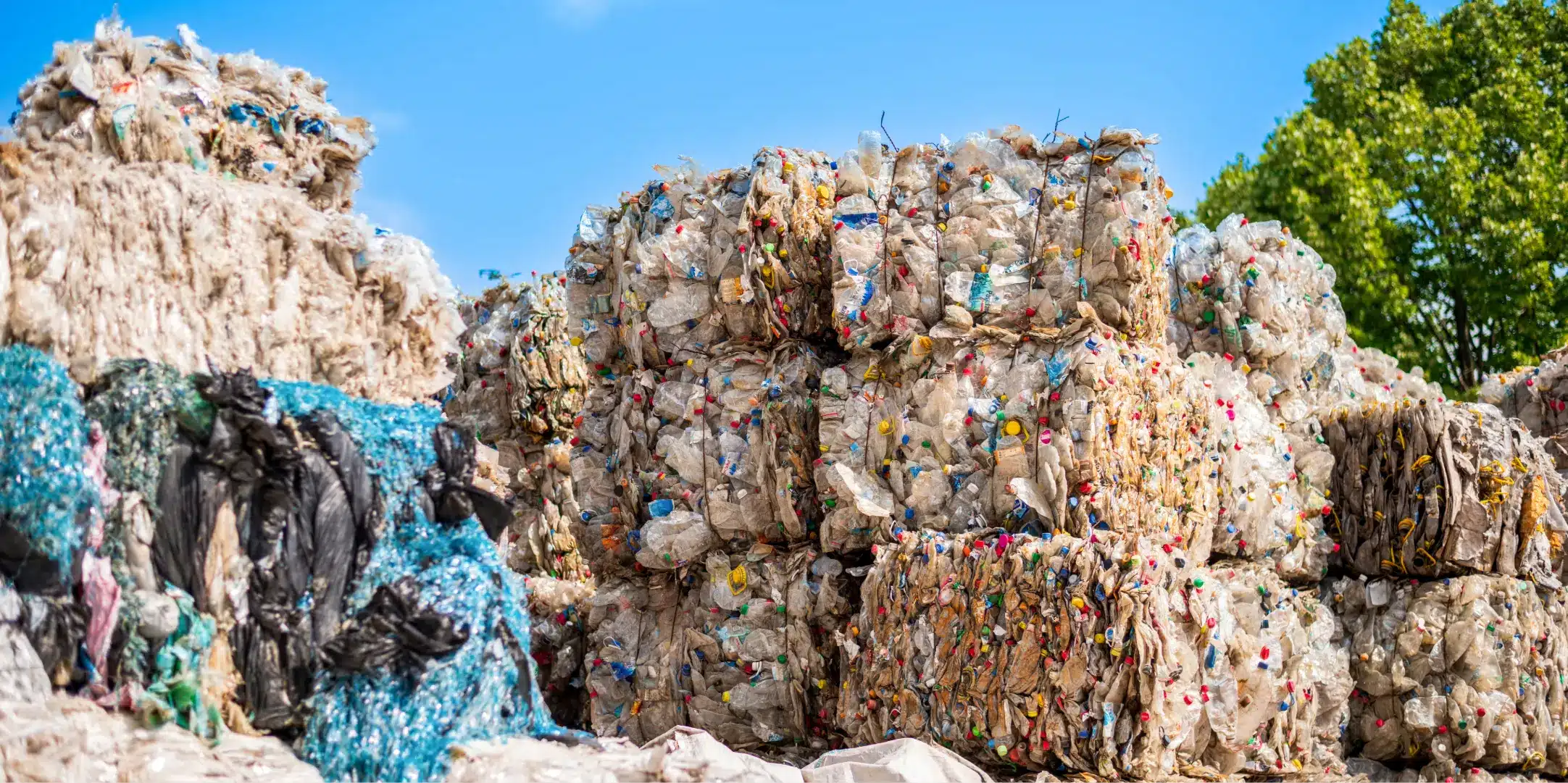 Balles de déchets plastiques destinées au recyclage pour produire de nouvelles matières premières