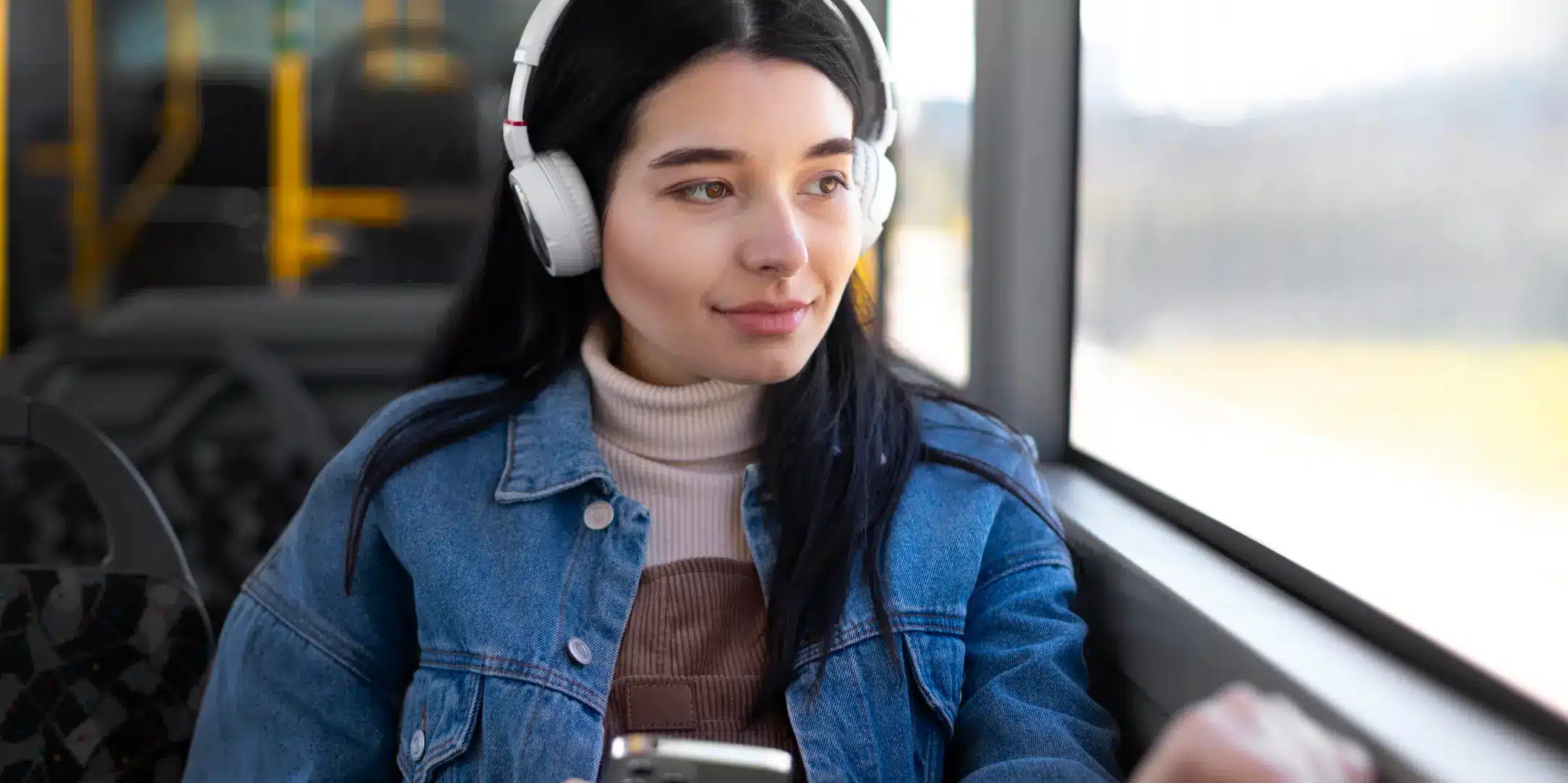 Personne écoutant un podcast sur l'environnement pendant un trajet en transport en commun.