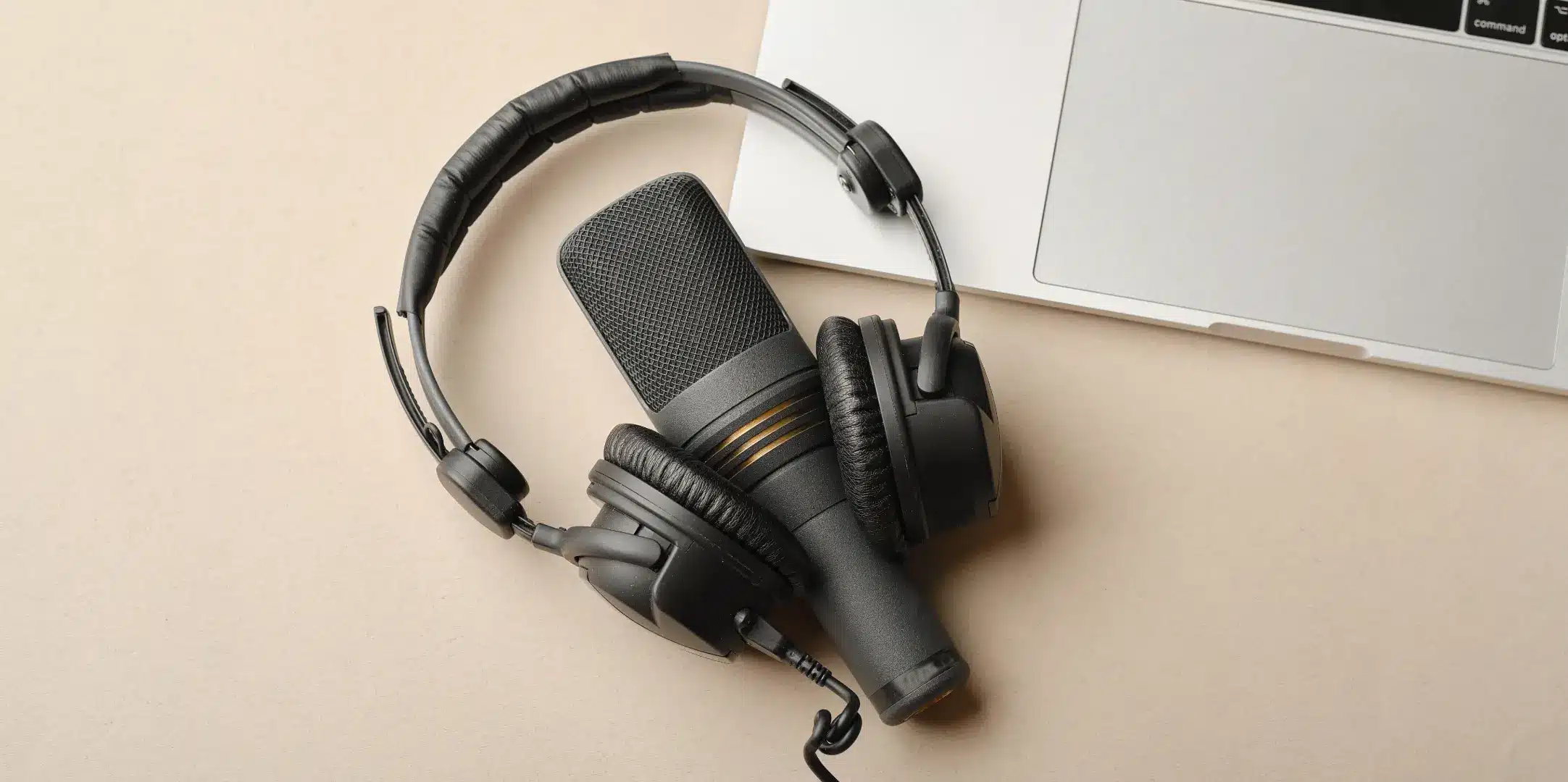 meilleurs-podcasts-environnement-climat Microphone et casque audio utilisés pour l'enregistrement de podcasts sur l'environnement et le climat.