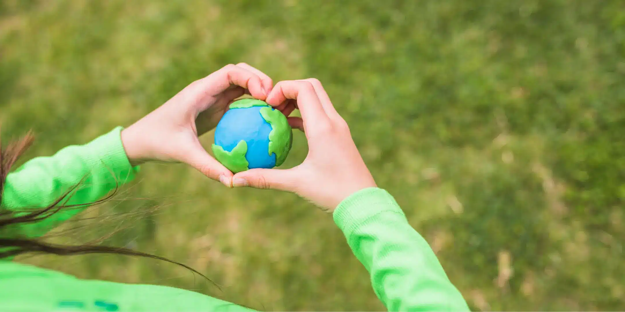 Illustration de la planète Terre tenue entre deux mains, symbole de l'environnement et de la transition écologique.