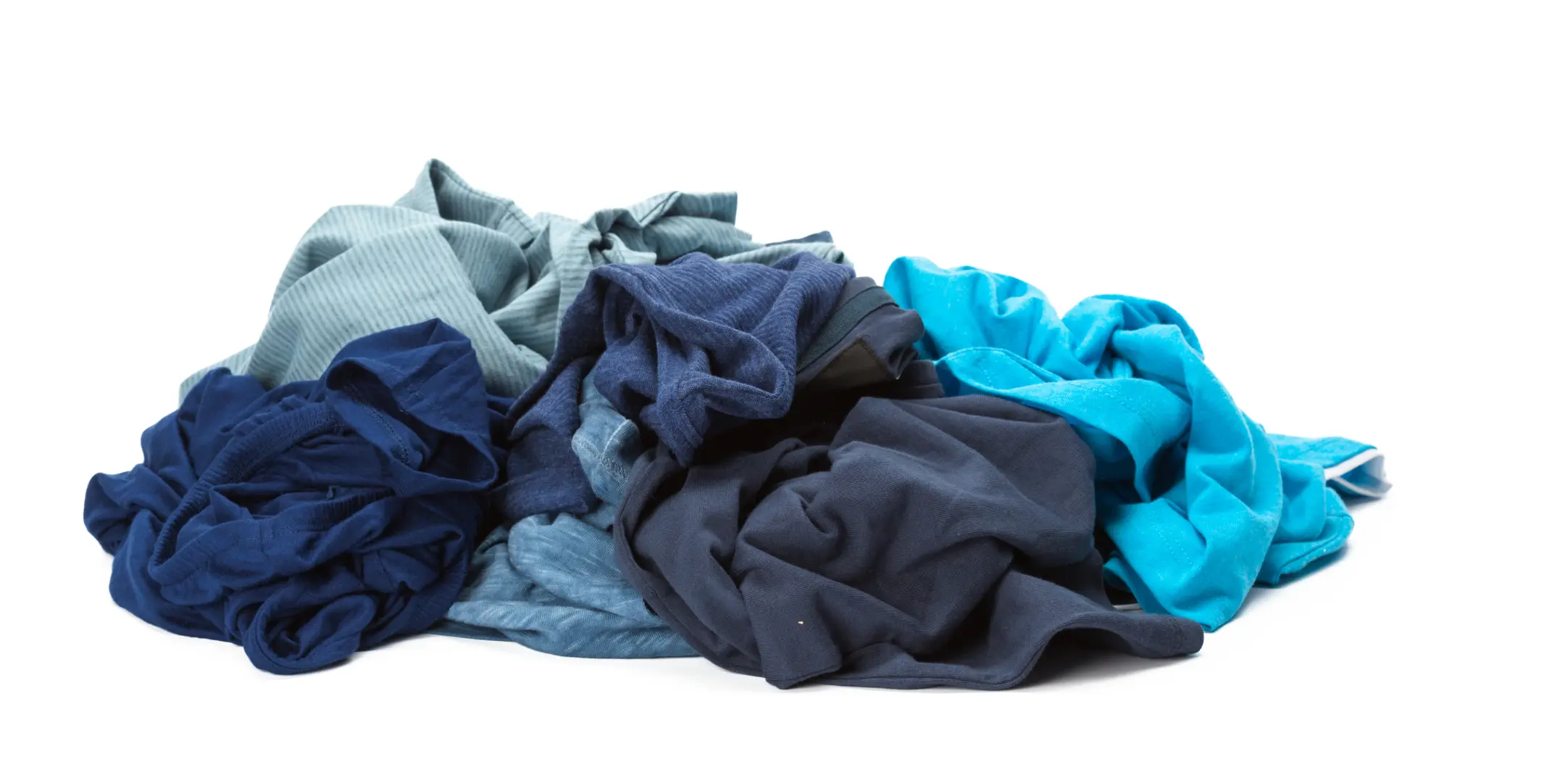 Pile de textiles usagés destinée à la collecte et au recyclage textile.
