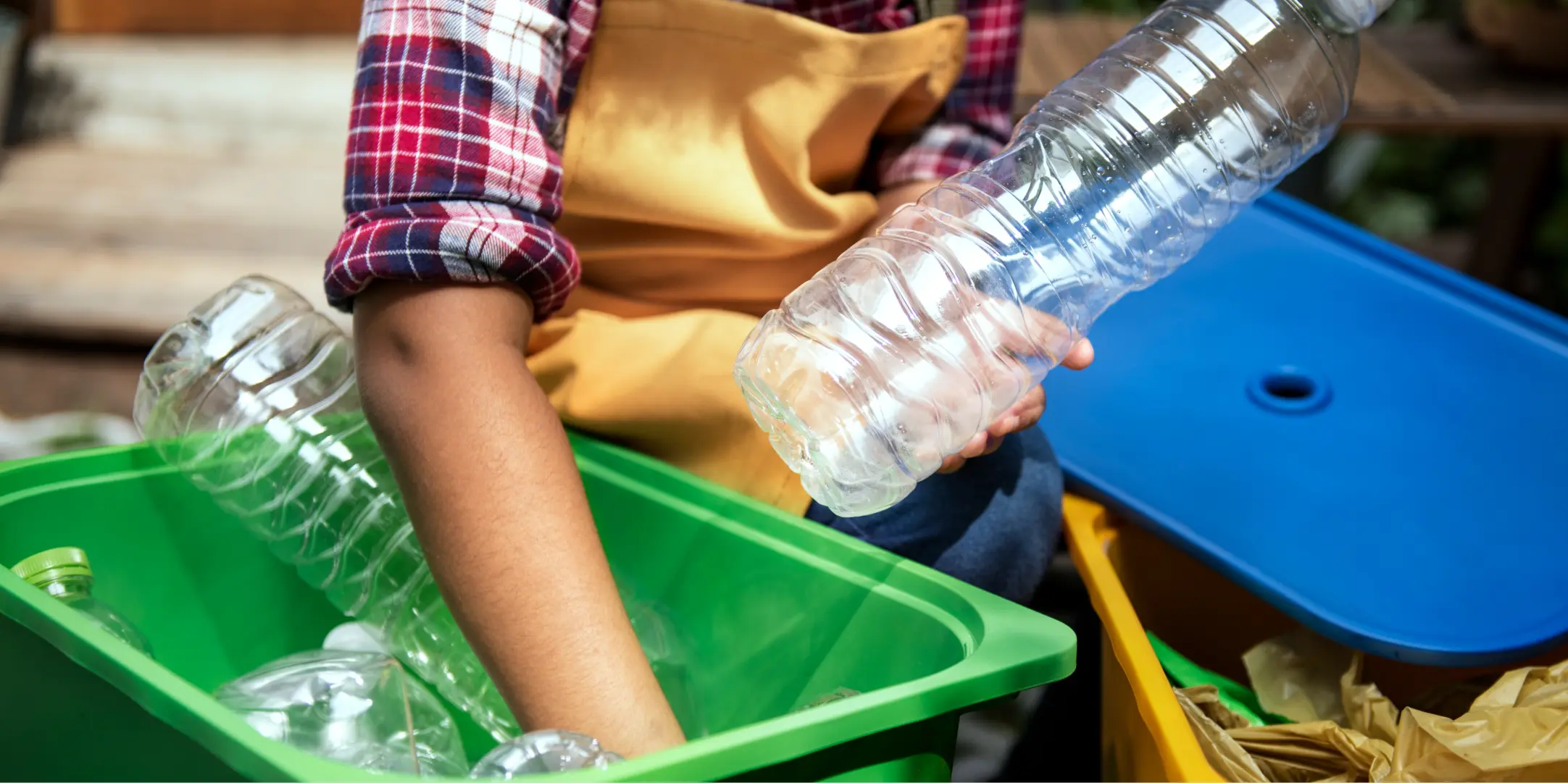 Salariée en train de trier des emballages recyclables dans une entreprise