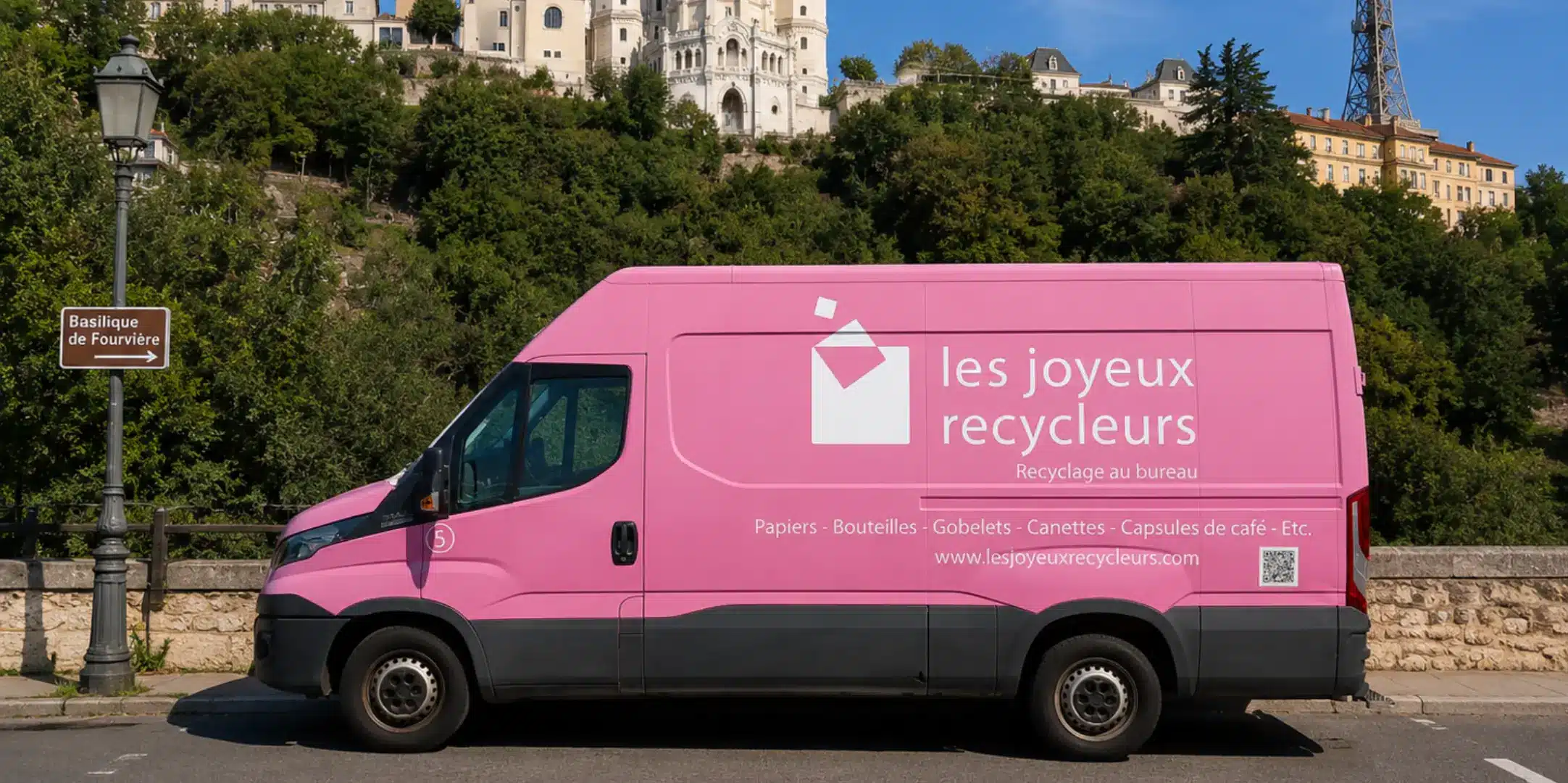 Camion de collecte rose des Joyeux Recycleurs devant la Fourvière à Lyon