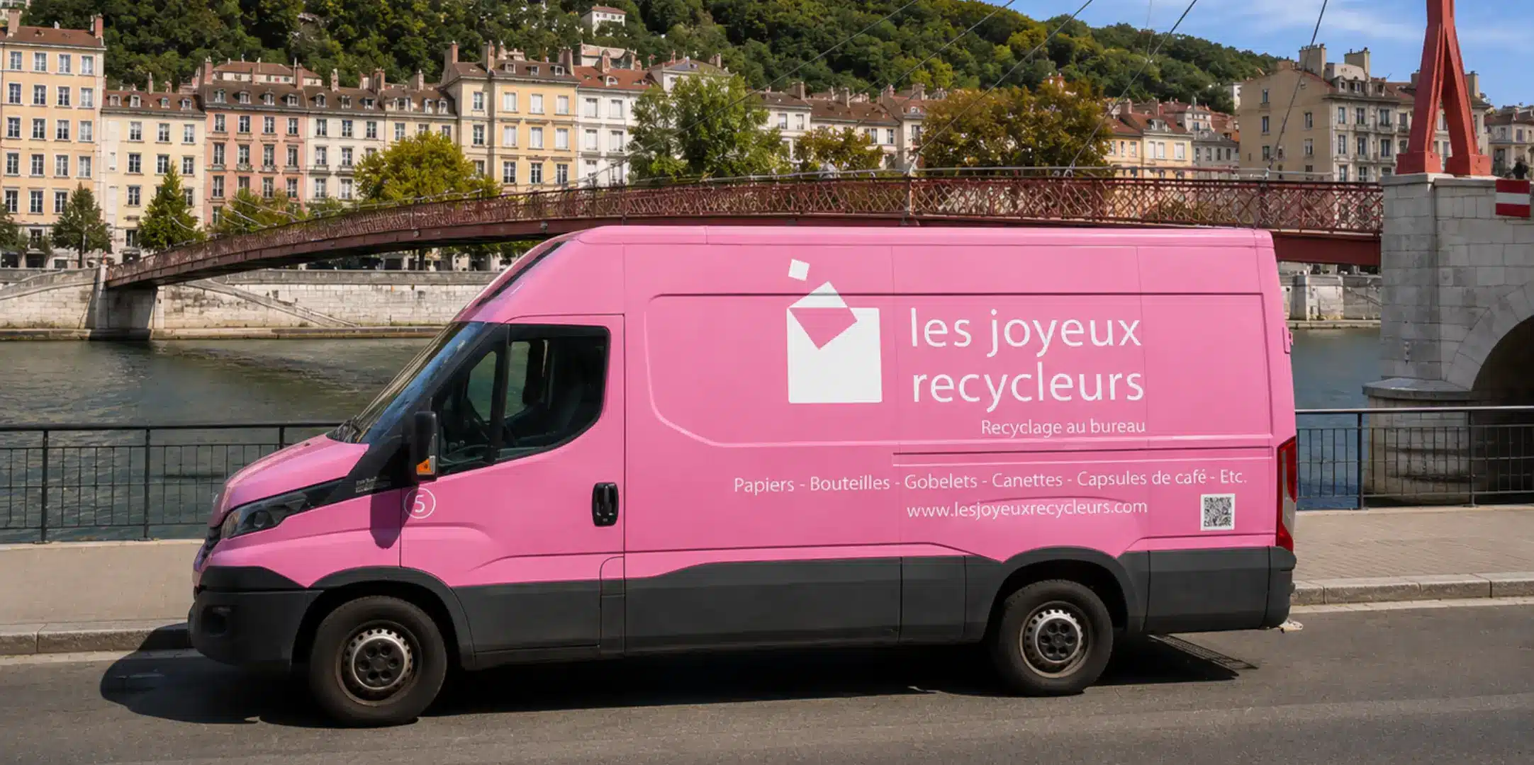 Camion de collecte rose des Joyeux Recycleurs devant les quais de Saône à Lyon