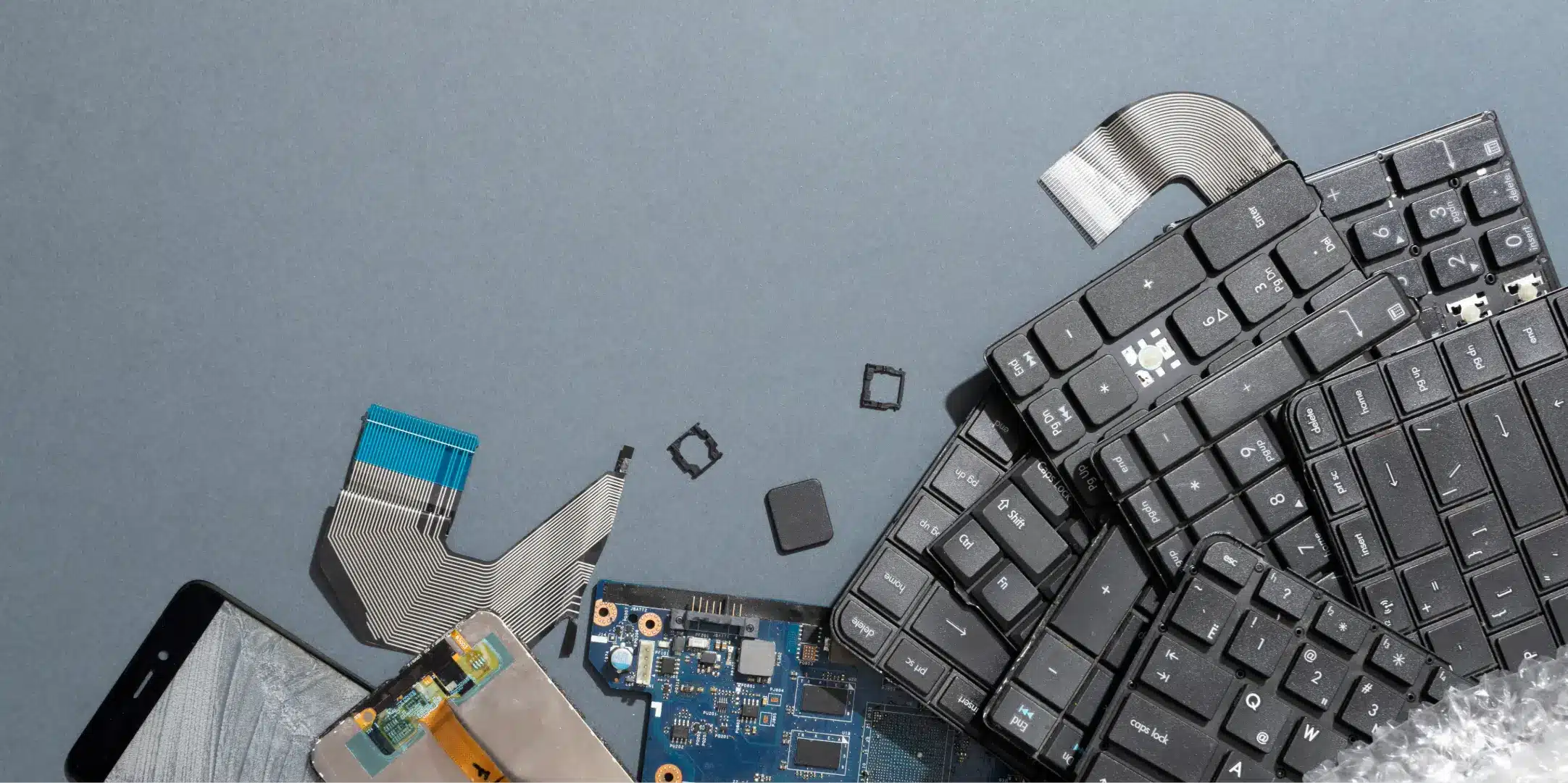 Différents équipements informatiques collectés avant leur recyclage