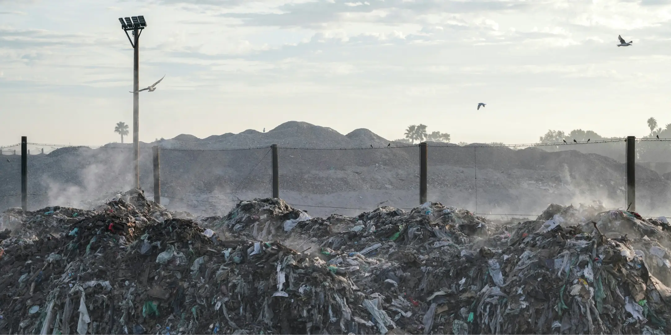 Décharge contenant des déchets textiles et vêtements jetés