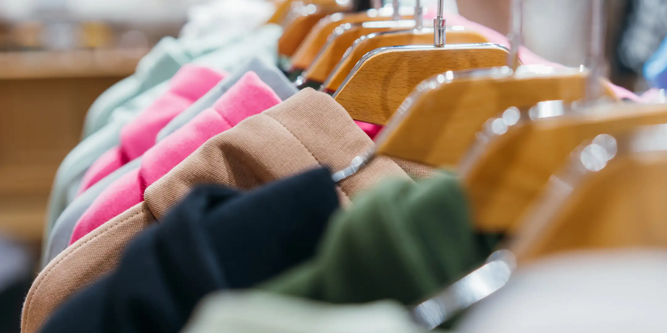 interdiction-destruction-vetements-invendus Vêtements suspendus sur des cintres dans un magasin de prêt-à-porter