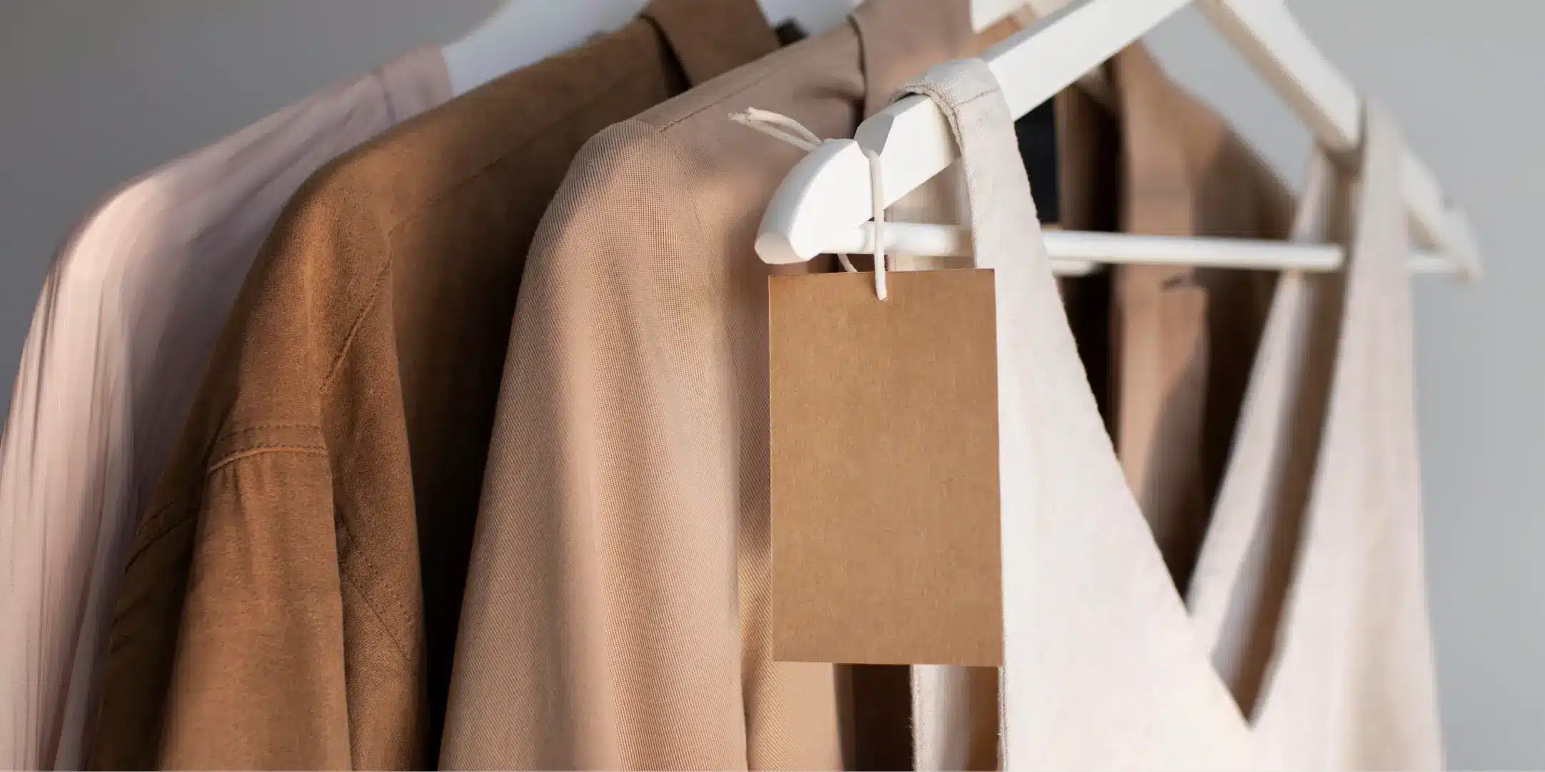 Vêtements neufs sur un portant avec une étiquette de prix